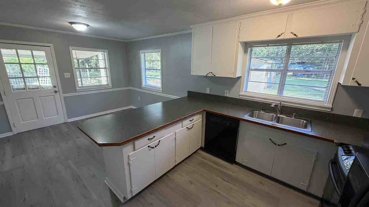 211 Cassil St - Photo 3 of 8