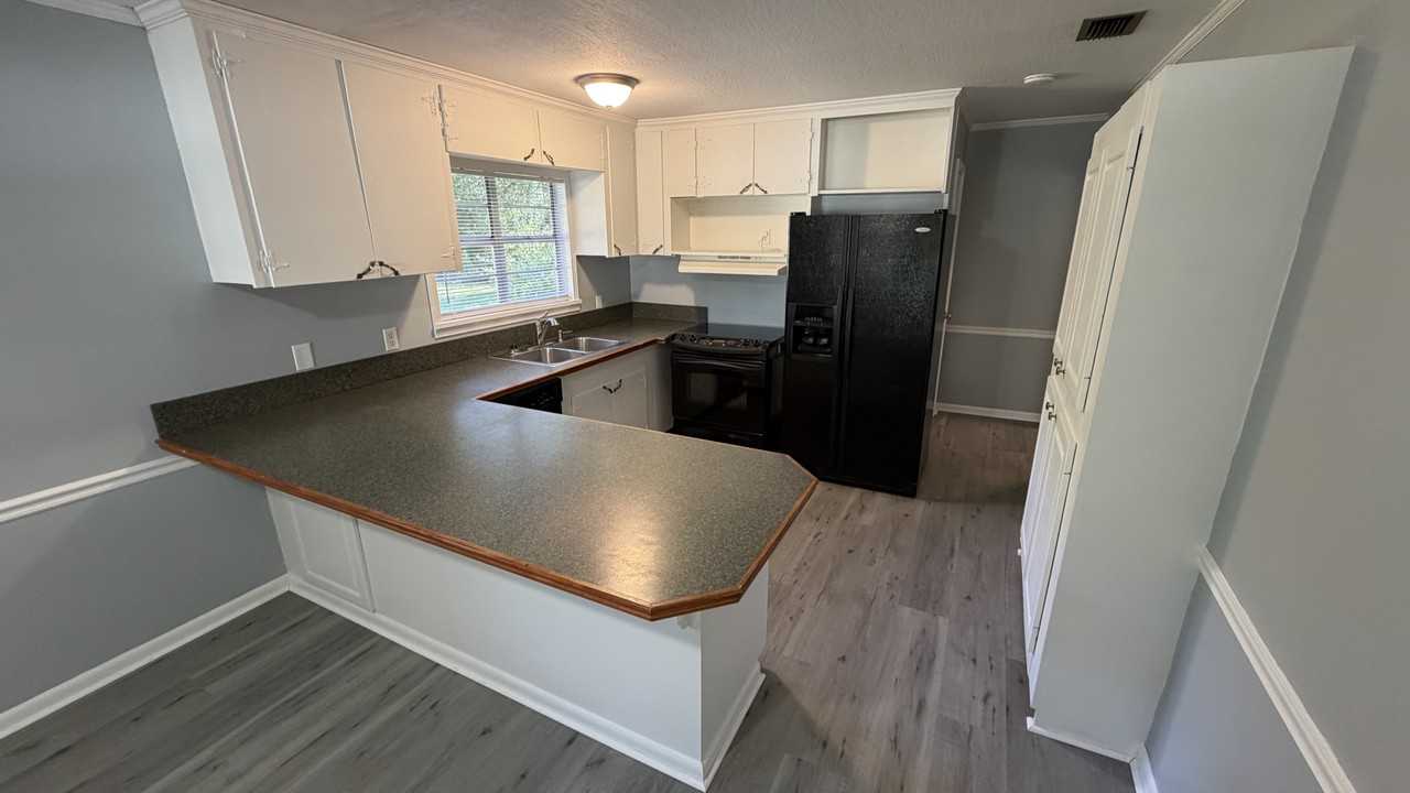 211 Cassil St - Photo 4 of 8