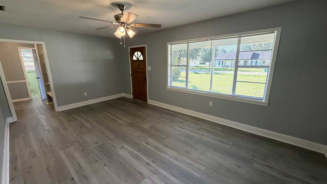 211 Cassil St - Photo 5 of 8