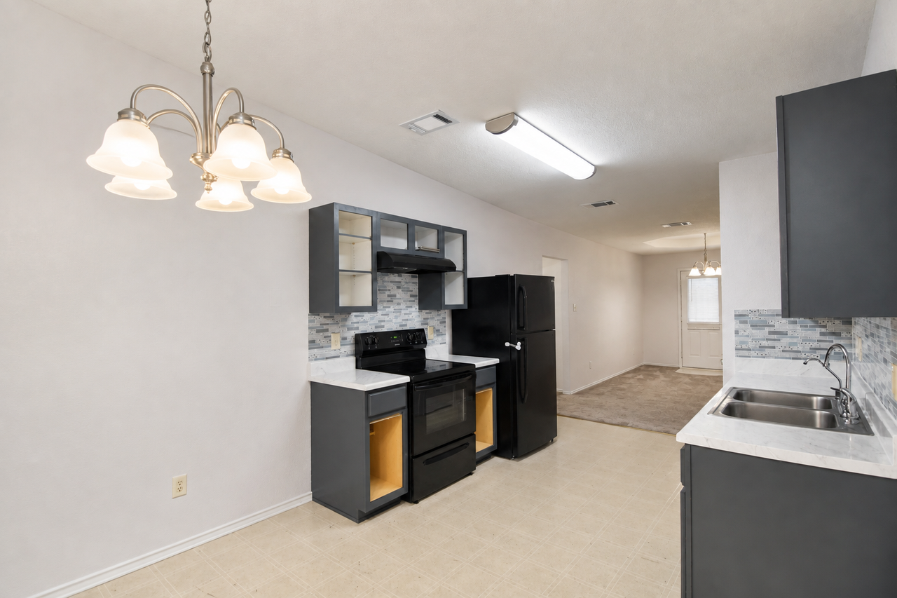 3306 Woodlake Dr - Photo 4 of 19