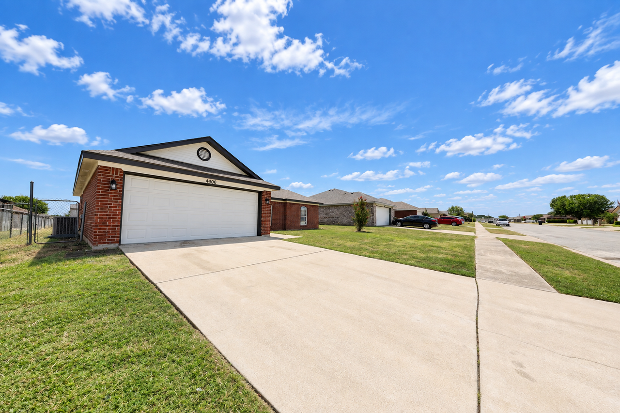 4400 Wade Dr - Photo 2 of 20