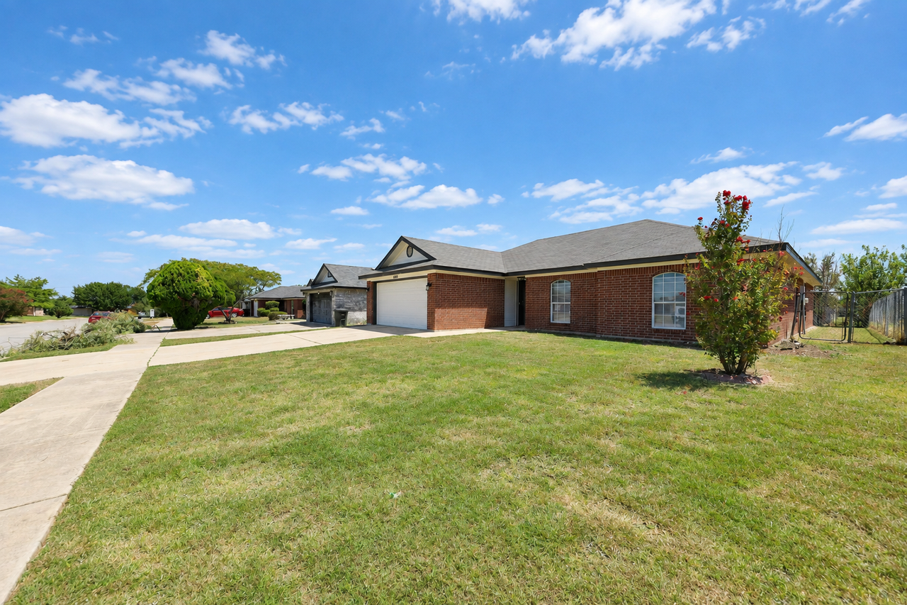 4400 Wade Dr - Photo 3 of 20