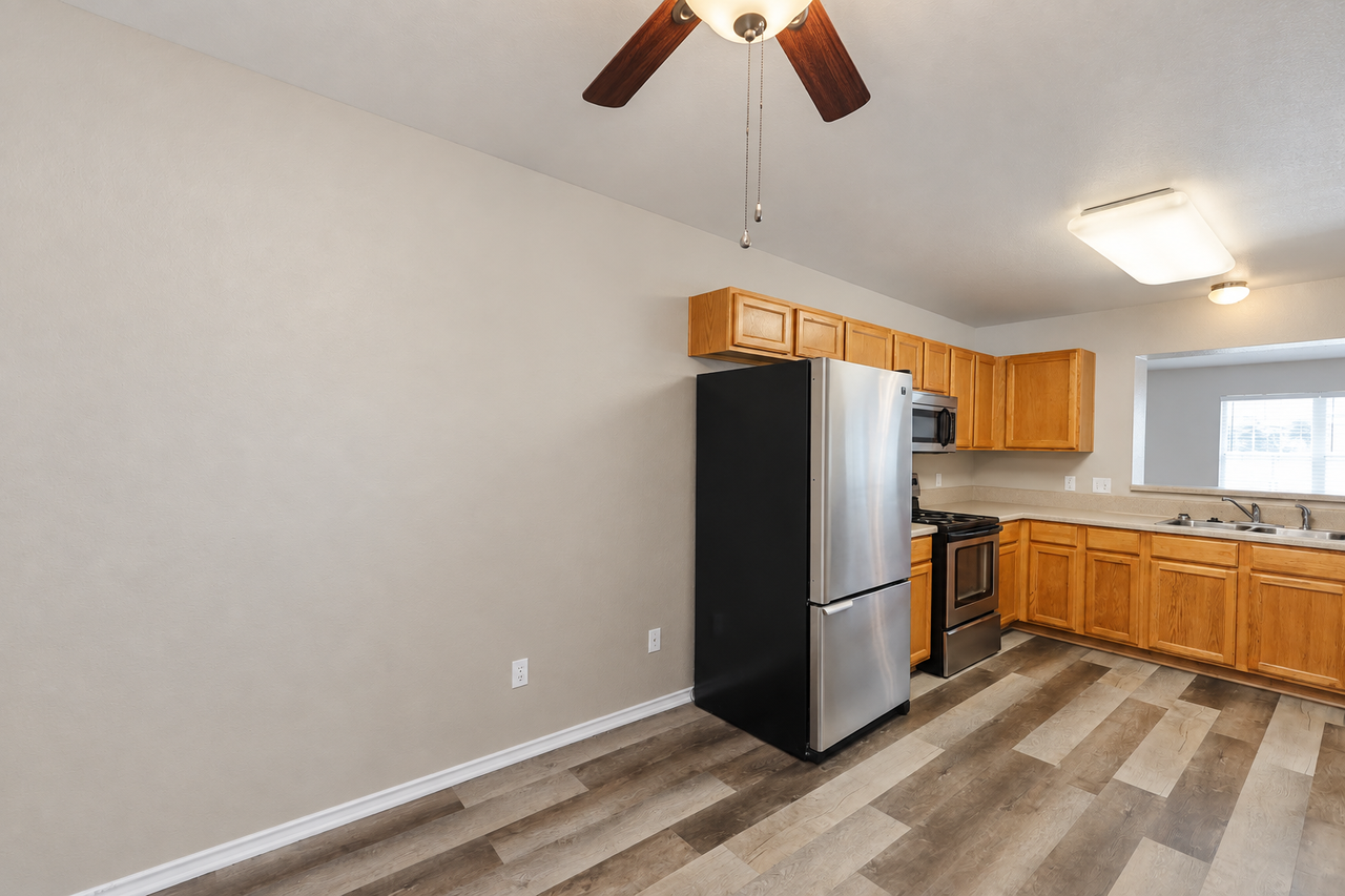 415 E 4Th Ave - Photo 4 of 25