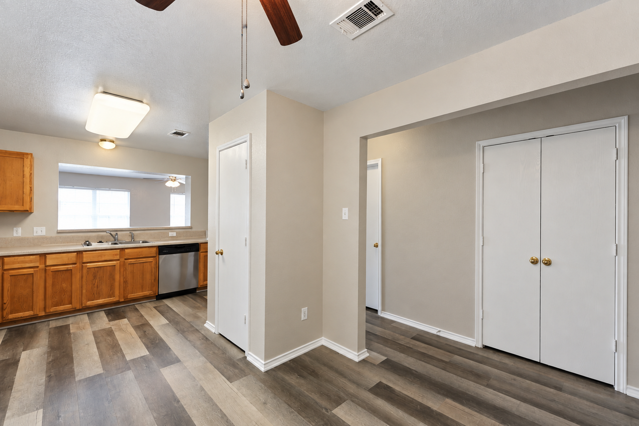 415 E 4Th Ave - Photo 5 of 25