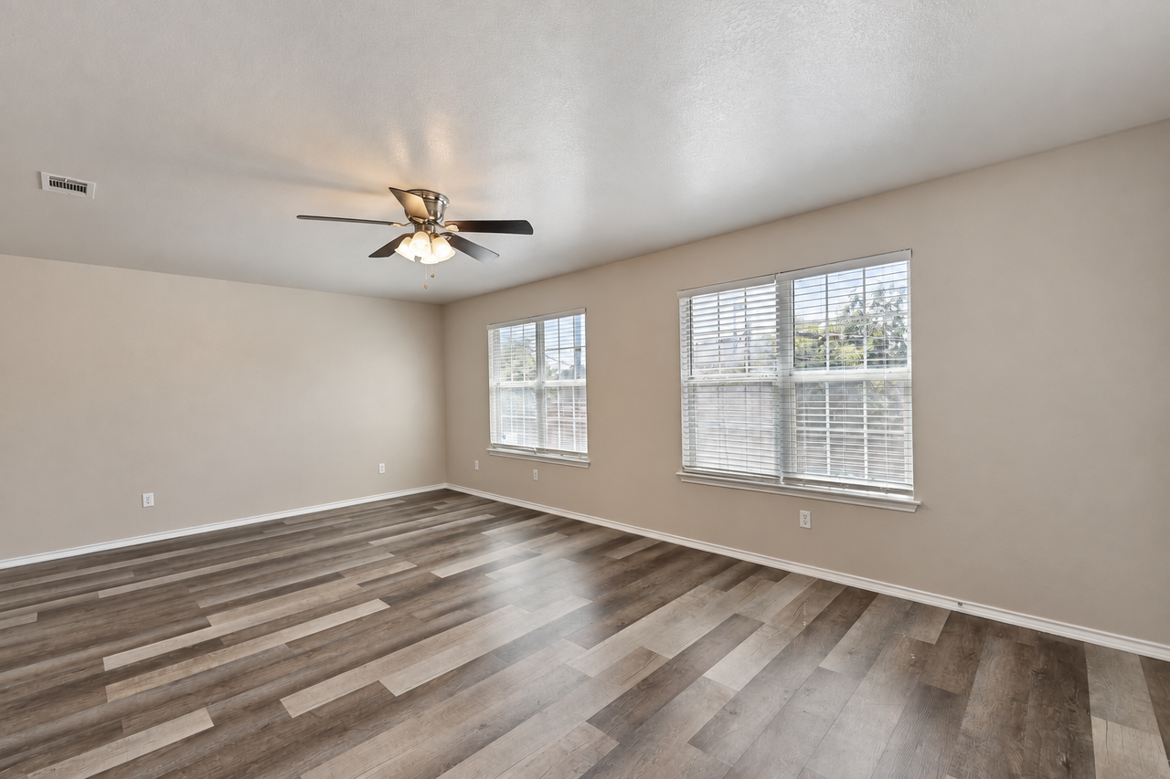 415 E 4Th Ave - Photo 7 of 25