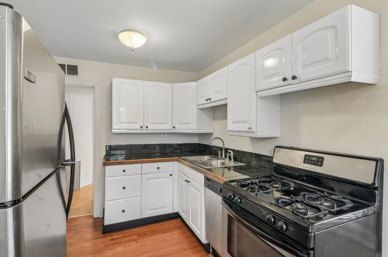 4811 Roslyn Rd - Photo 2 of 19