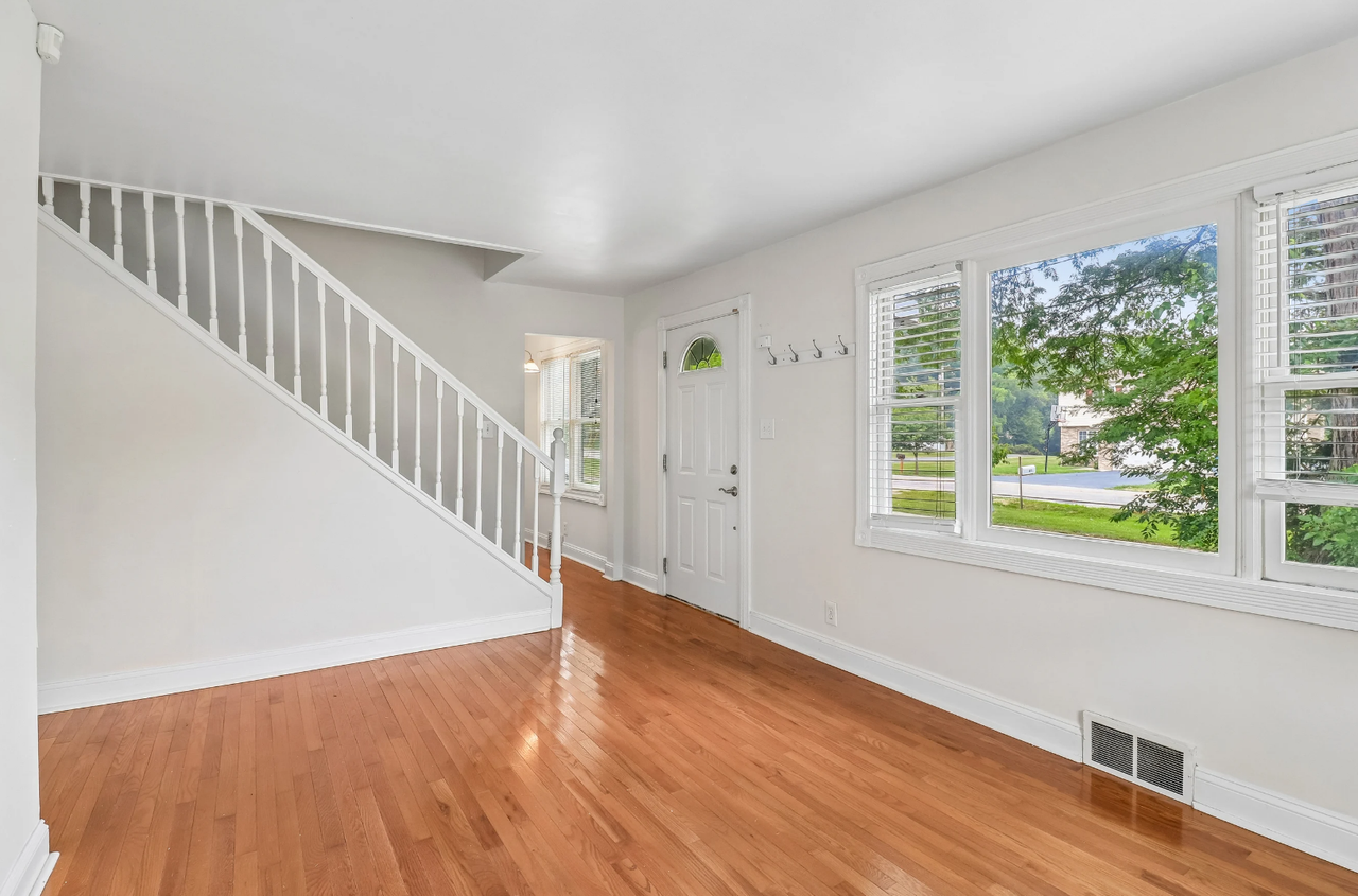 4811 Roslyn Rd - Photo 3 of 19