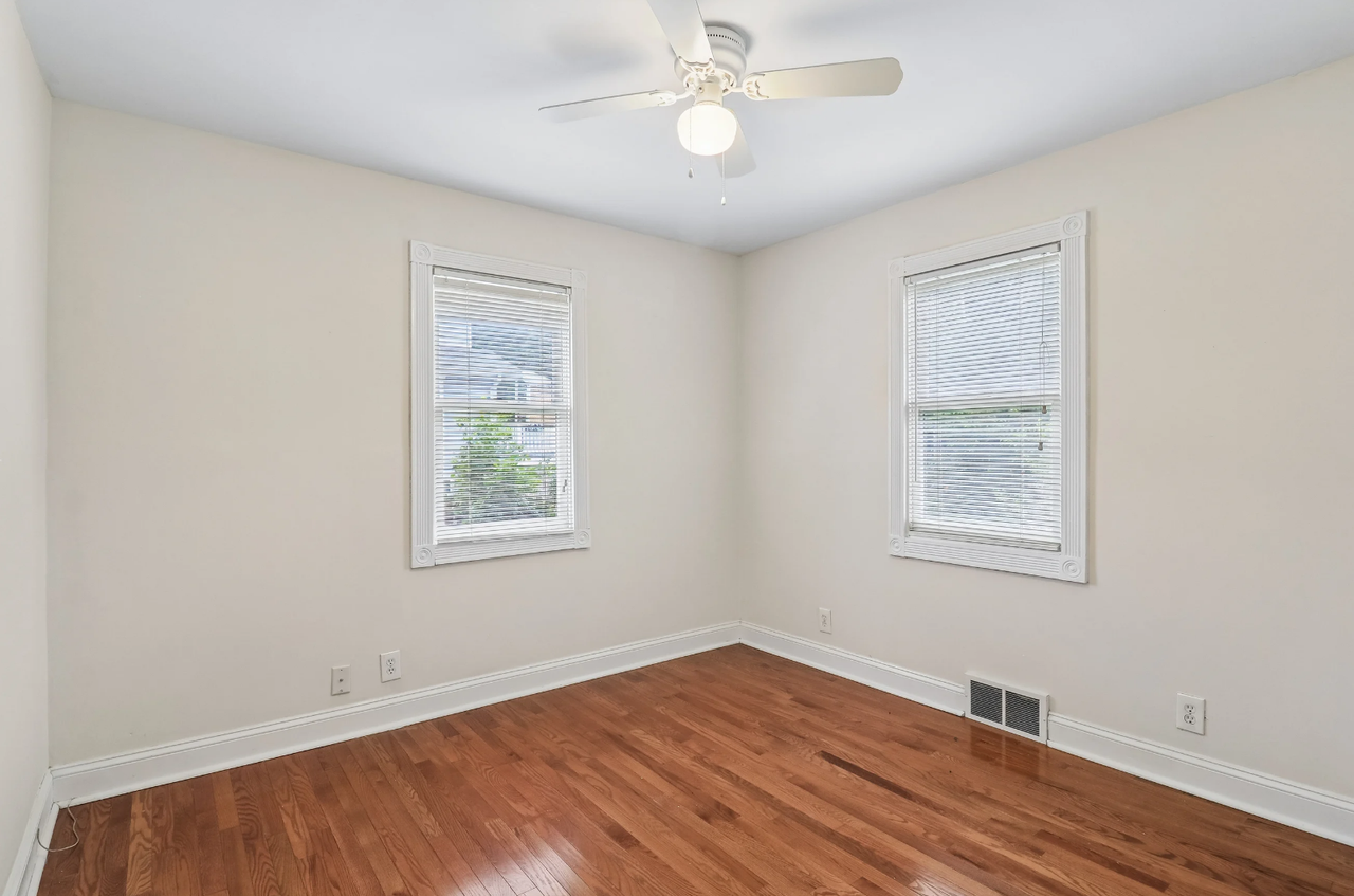 4811 Roslyn Rd - Photo 4 of 19