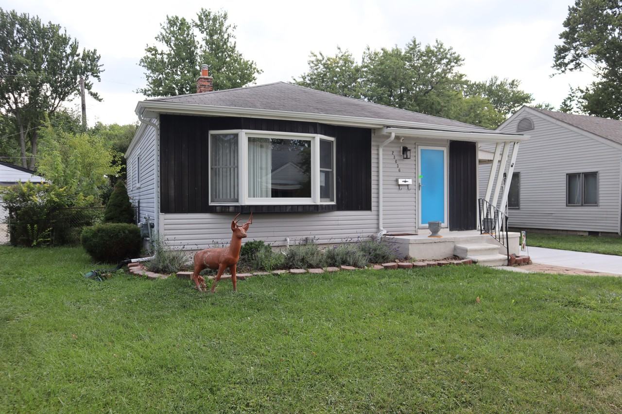 23636 Beverly St - Photo 2 of 40