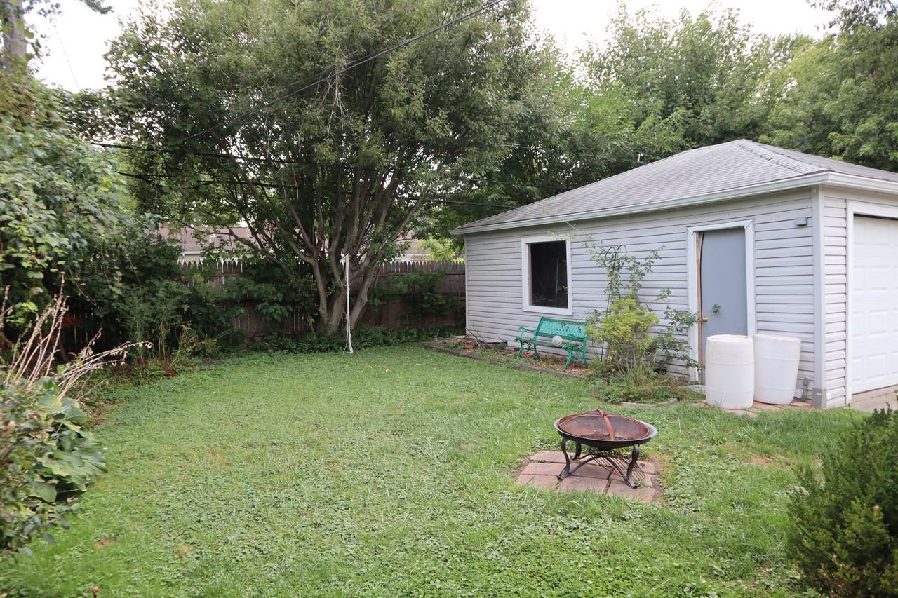 23636 Beverly St - Photo 3 of 40
