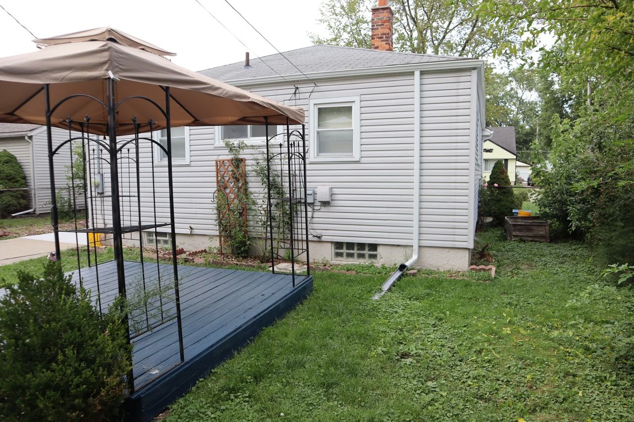 23636 Beverly St - Photo 4 of 40
