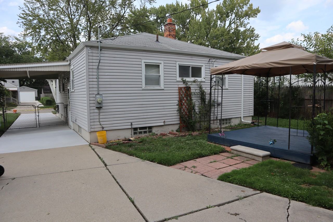 23636 Beverly St - Photo 5 of 40