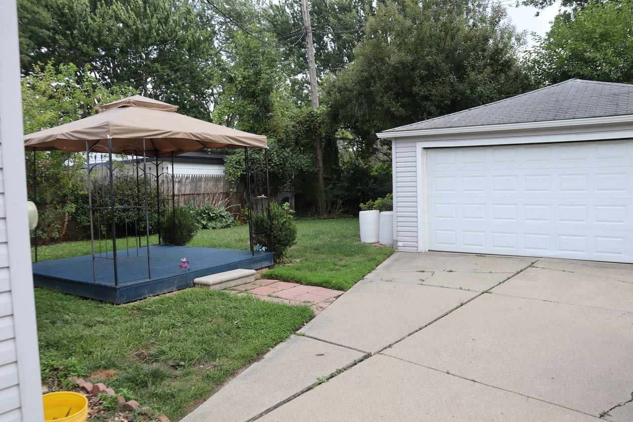 23636 Beverly St - Photo 7 of 40