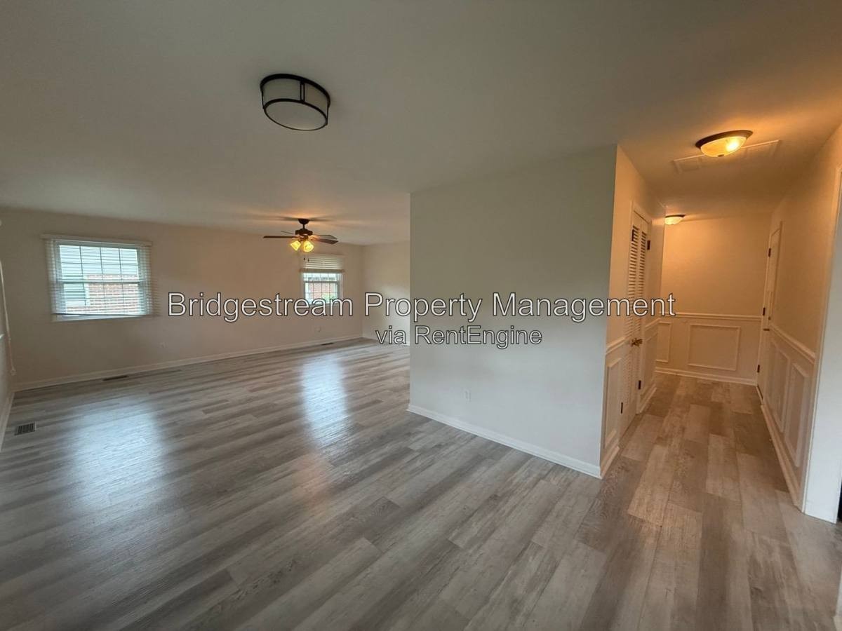 4225 Fernbrook St - Photo 3 of 10