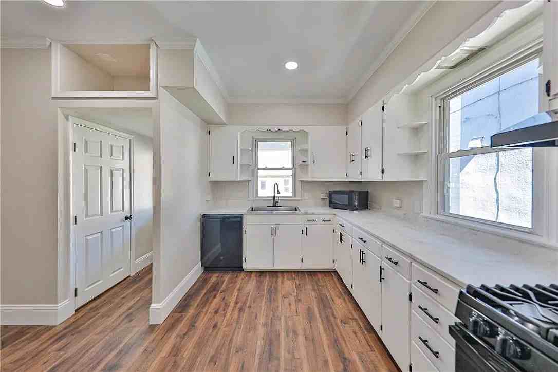 707 5th Ave - Photo 5 of 20