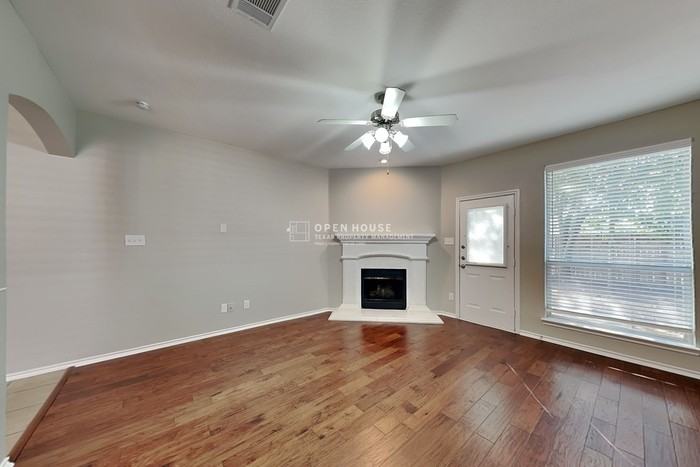 12901 Farmington Dr - Photo 5 of 25