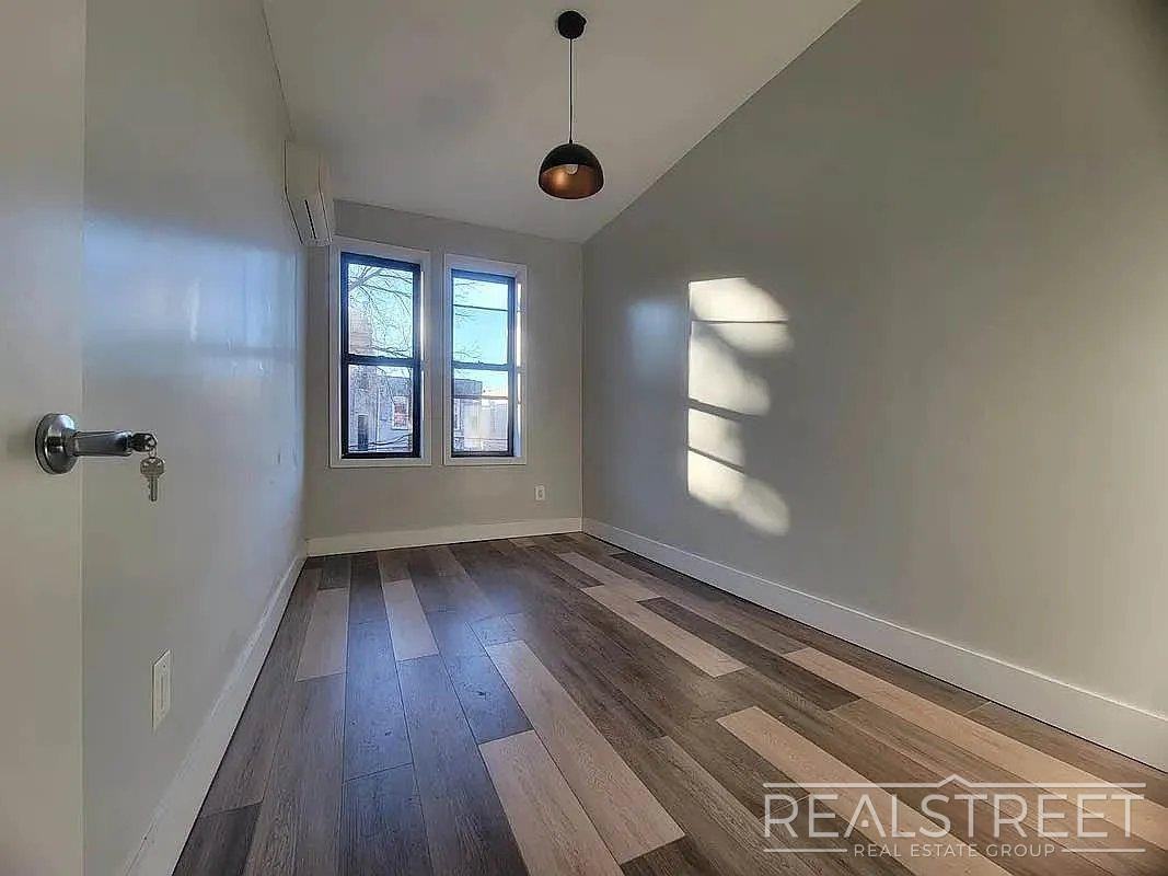 1148 Rogers Ave #2 - Photo 4 of 8