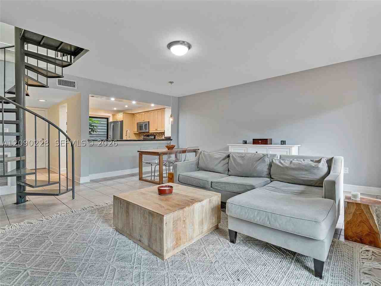 515 Ne 38th St #10 - Photo 3 of 46