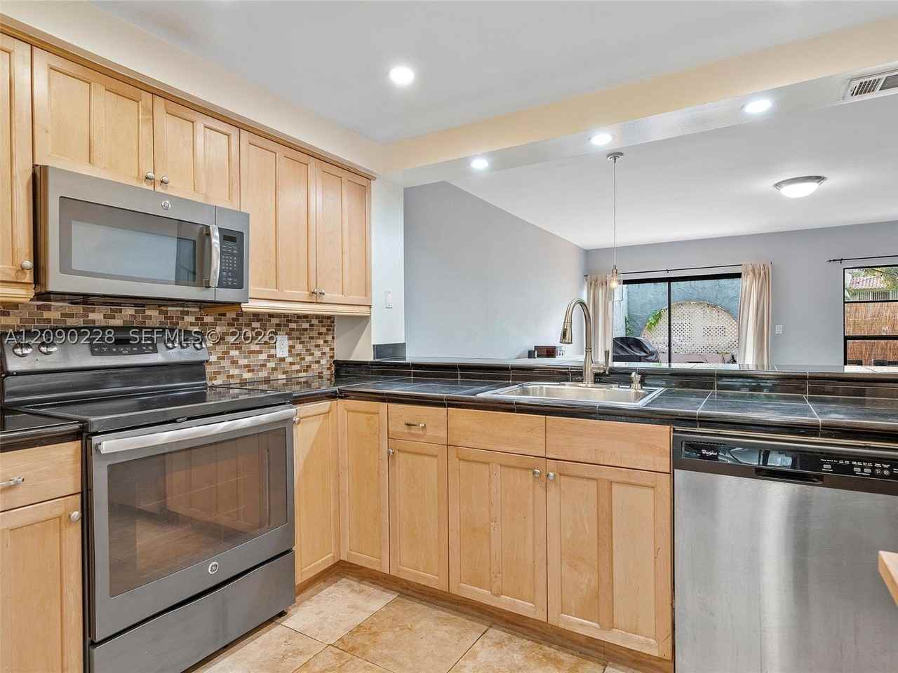 515 Ne 38th St #10 - Photo 6 of 46
