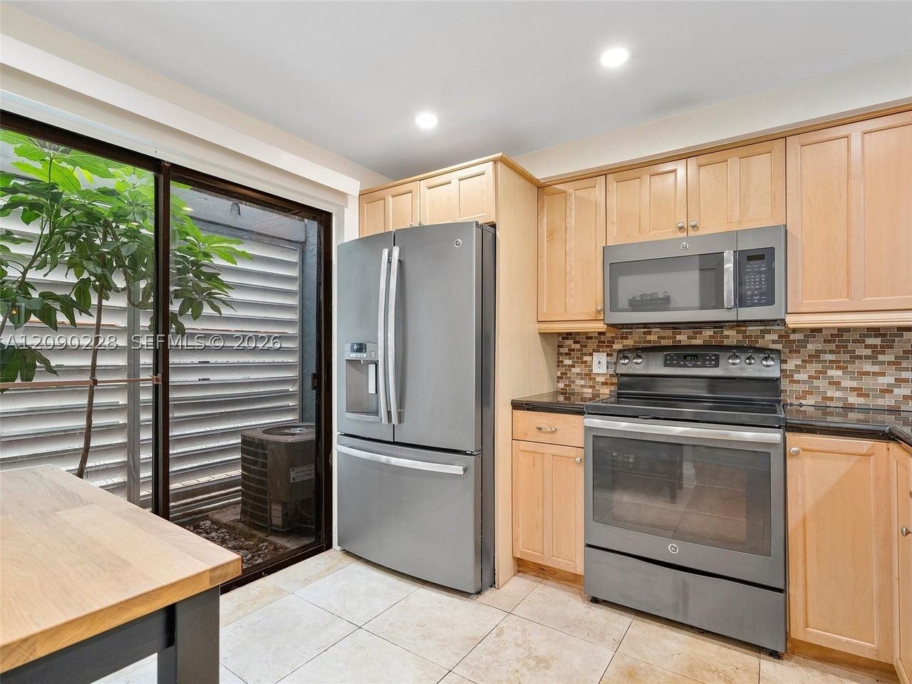 515 Ne 38th St #10 - Photo 7 of 46