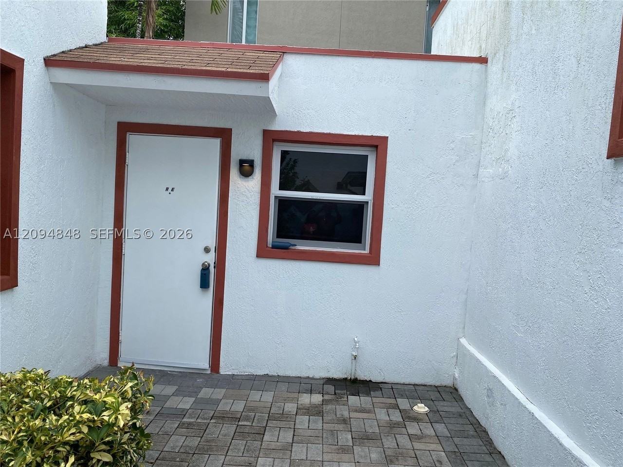 905 Se 2nd Ct #RE - Photo 2 of 7