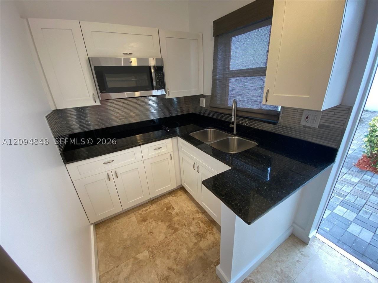905 Se 2nd Ct #RE - Photo 3 of 7