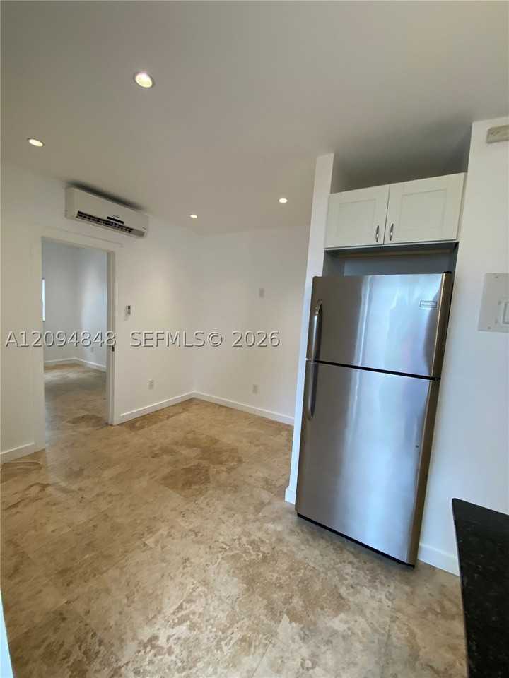 905 Se 2nd Ct #RE - Photo 4 of 7