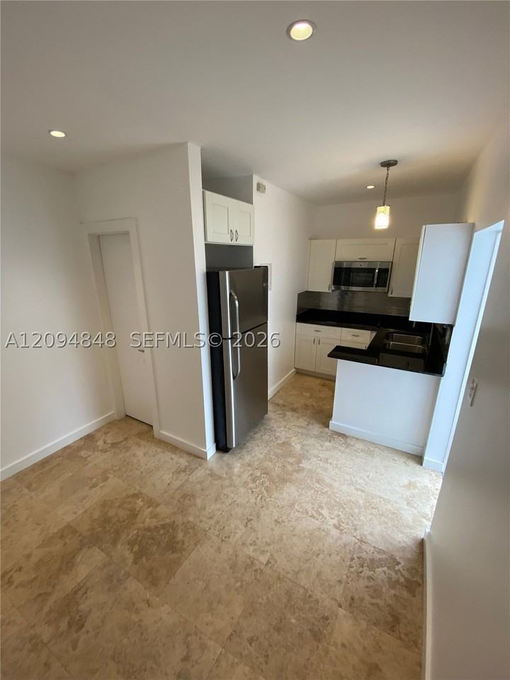 905 Se 2nd Ct #RE - Photo 5 of 7