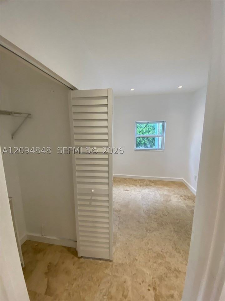 905 Se 2nd Ct #RE - Photo 6 of 7