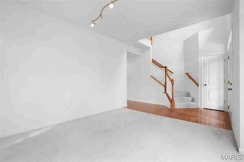 520 Queens Court Pl - Photo 7 of 32