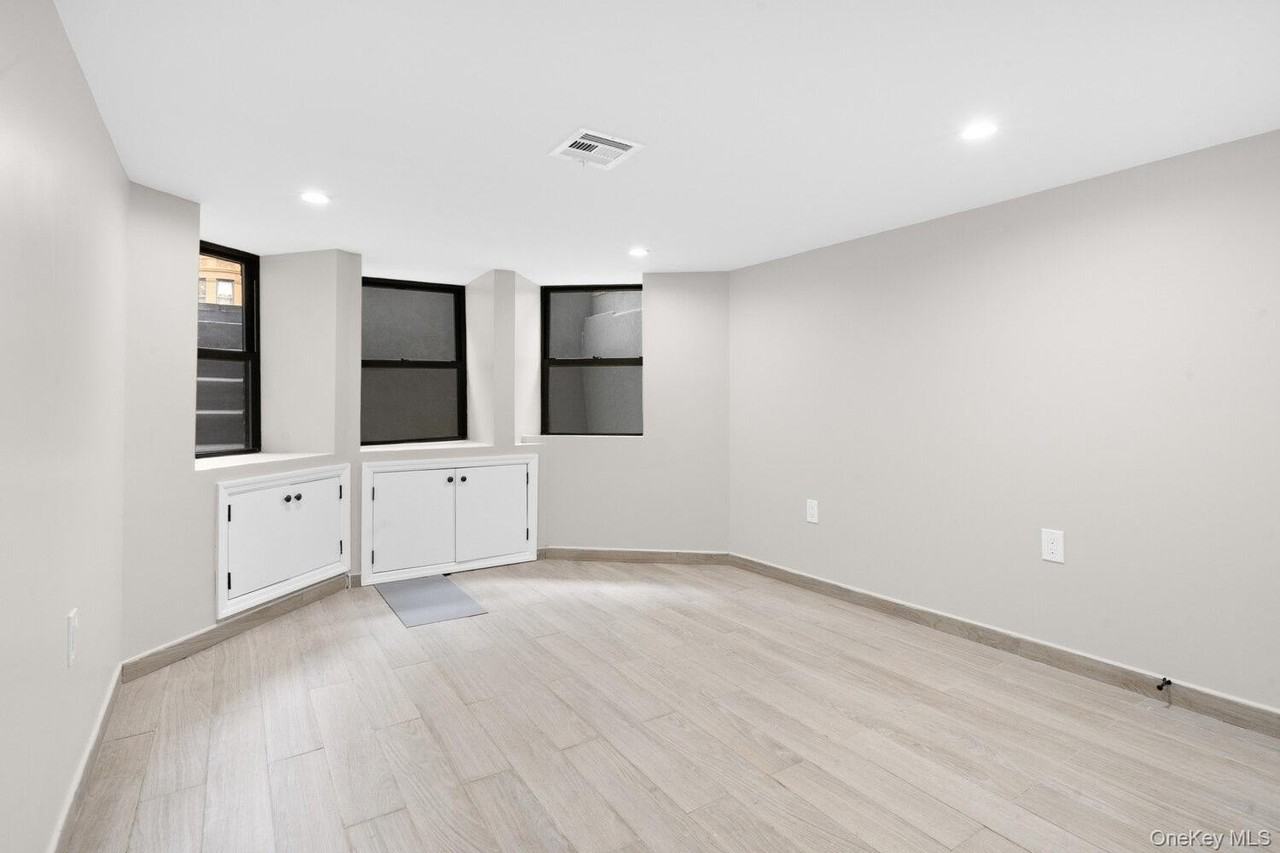 964 Saint Johns Pl #1 - Photo 4 of 6