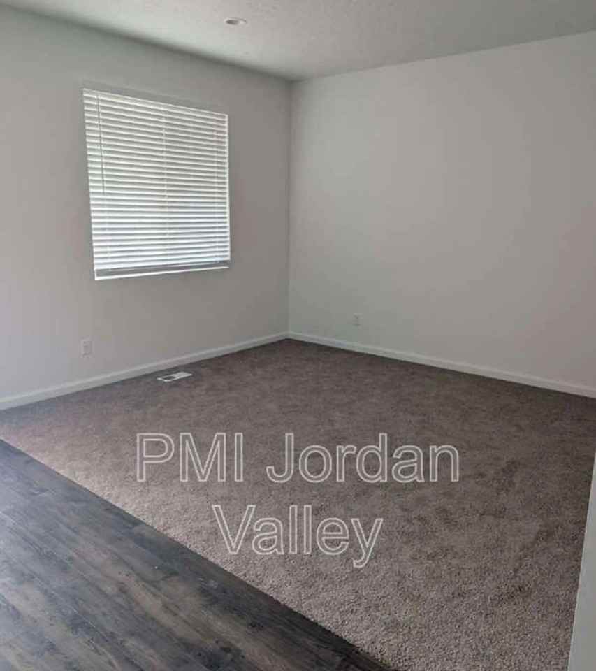 2123 N Wallflower Dr - Photo 4 of 15