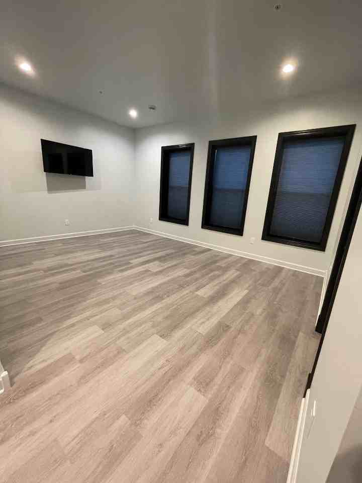 414 Shelden Ave - Photo 5 of 8