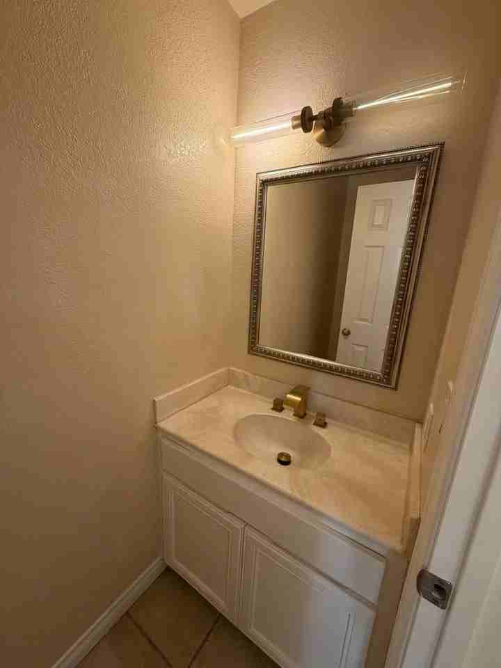 792 N Mollison Ave #16 - Photo 4 of 20