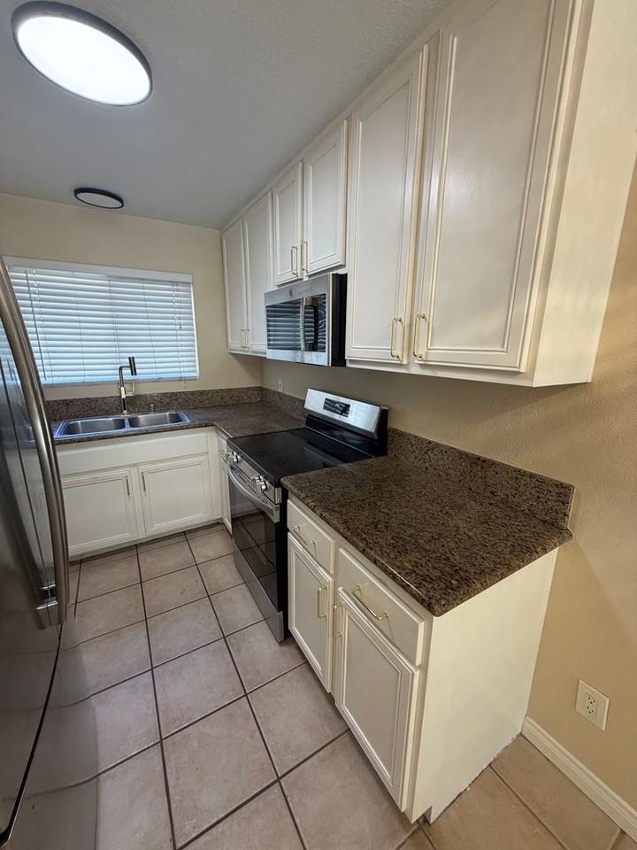 792 N Mollison Ave #16 - Photo 7 of 20