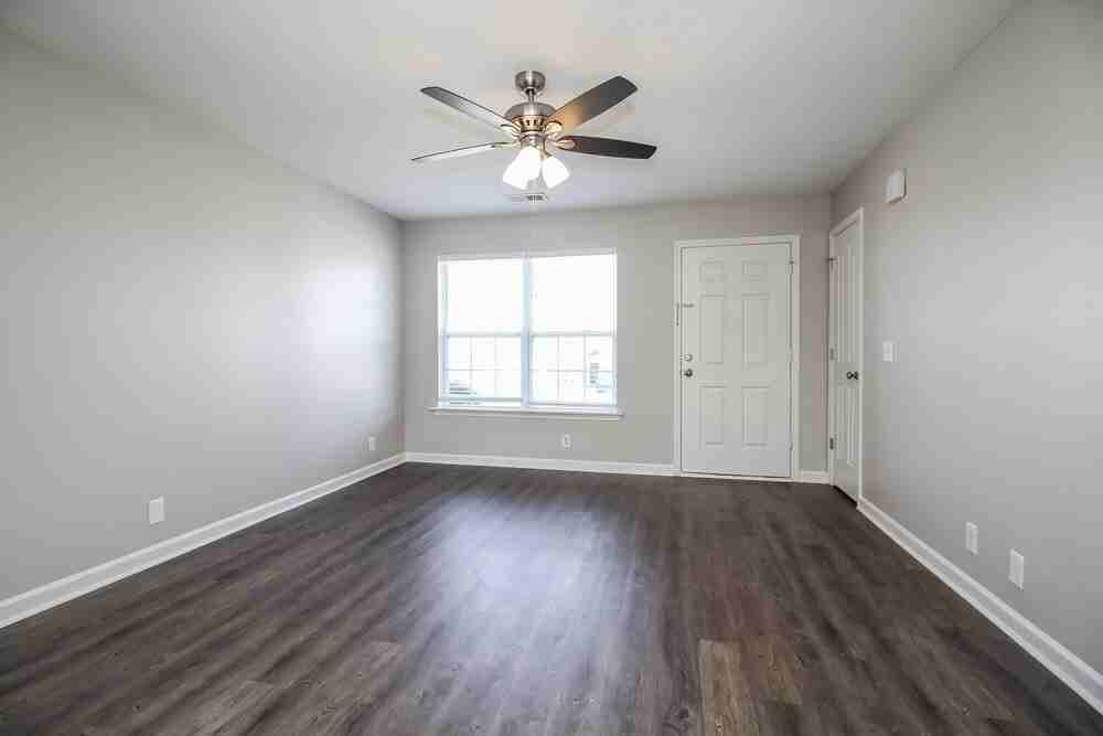 404 Glenmore Ct - Photo 4 of 17