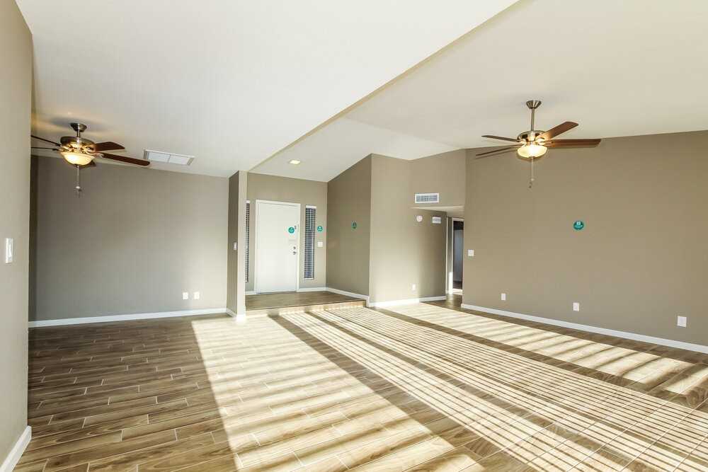 18002 N 42nd Dr - Photo 4 of 16