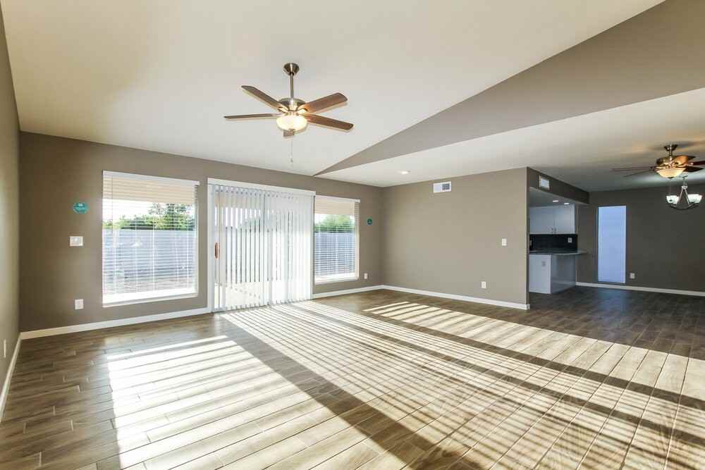18002 N 42nd Dr - Photo 5 of 16
