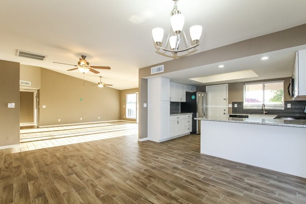 18002 N 42nd Dr - Photo 6 of 16