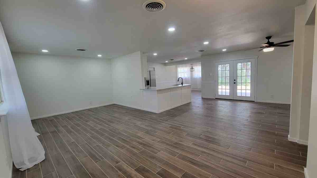129 Young Ave - Photo 6 of 17