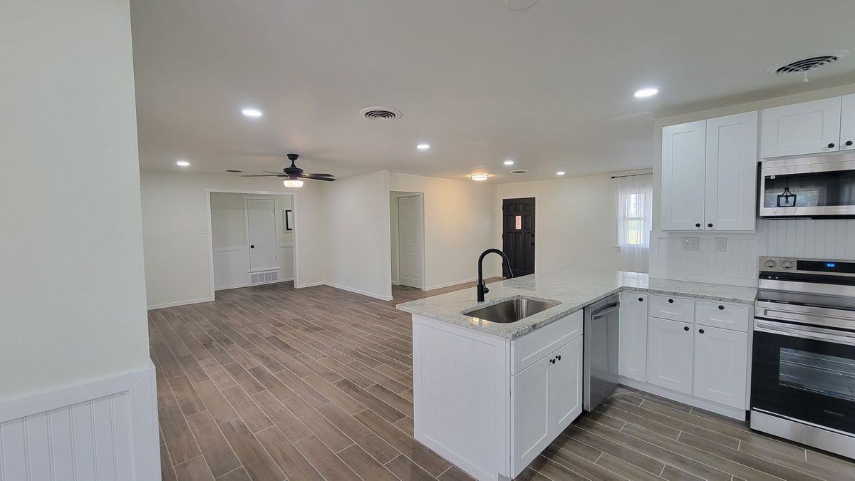 129 Young Ave - Photo 7 of 17
