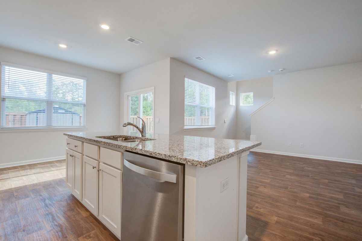 827 Kirby Ct - Photo 5 of 38
