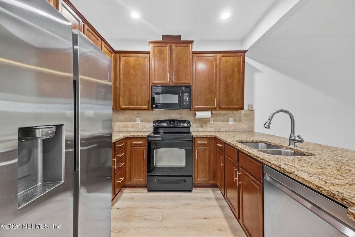 13305 Solar Dr - Photo 7 of 30