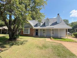 featured image of 208 Avon Ct