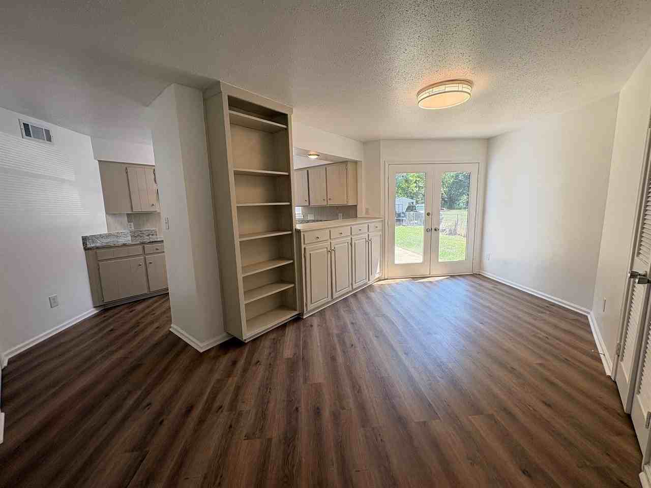 208 Avon Ct - Photo 5 of 19