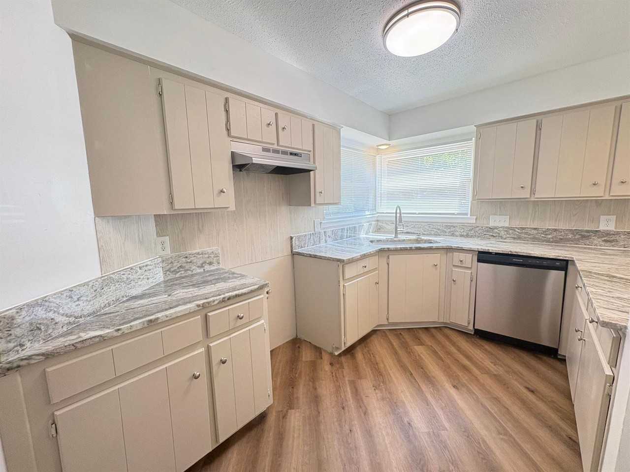 208 Avon Ct - Photo 6 of 19