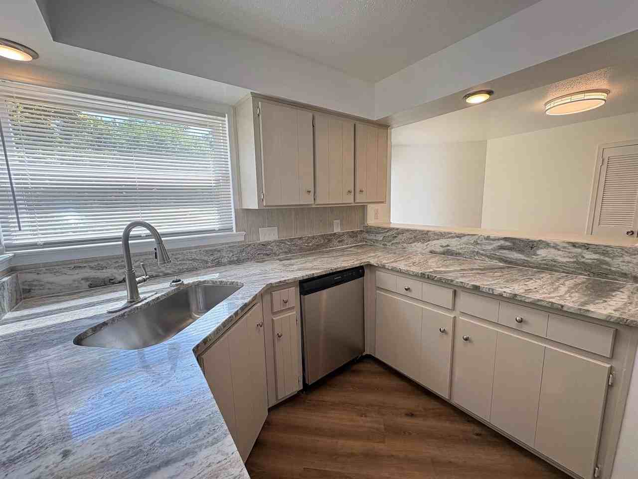 208 Avon Ct - Photo 7 of 19