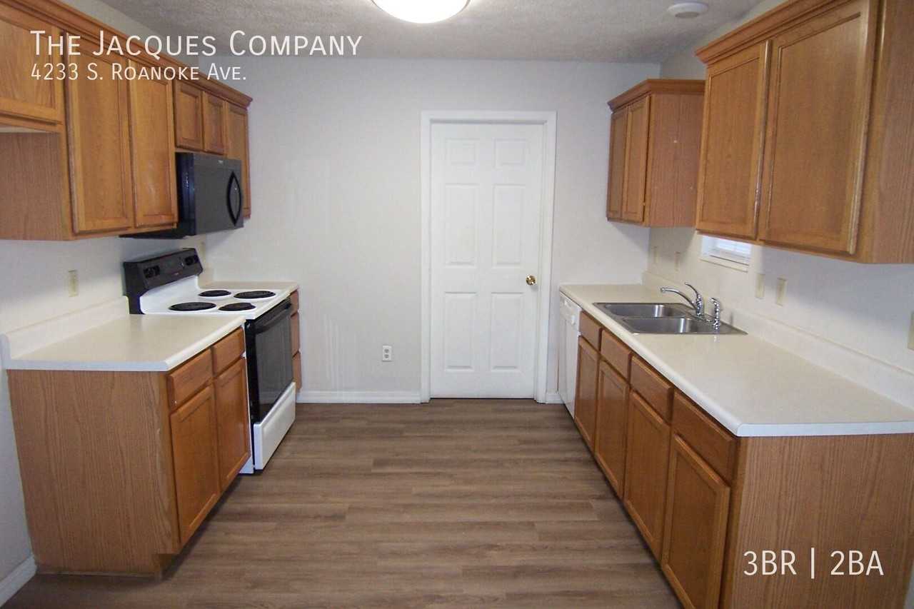 4233 S Roanoke Ave - Photo 3 of 13