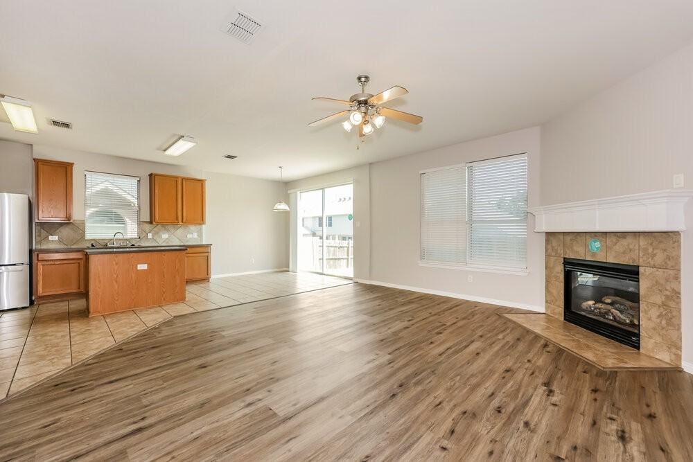 3608 Pendery Ln - Photo 4 of 17