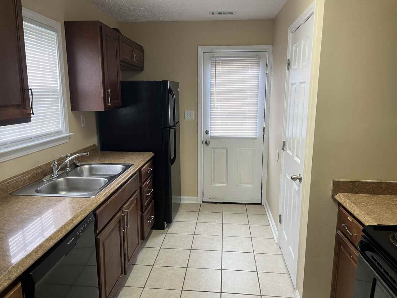 403 Hawkins Ave - Photo 5 of 15